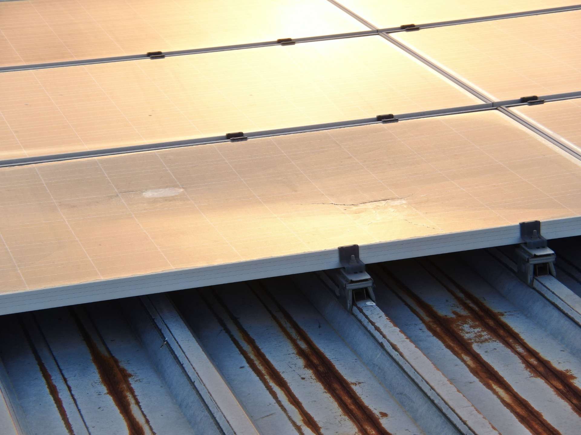 屋根上の太陽光パネルをサーモカメラ付きドローンで点検